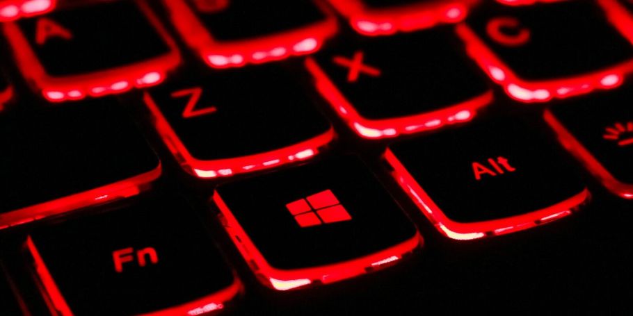 Tastatur mit Windowstaste und roter Tastenbeleuchtung