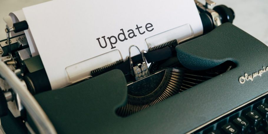 Retro Schreibmaschine mit eingespanntem Blatt und dem Wort Update darauf