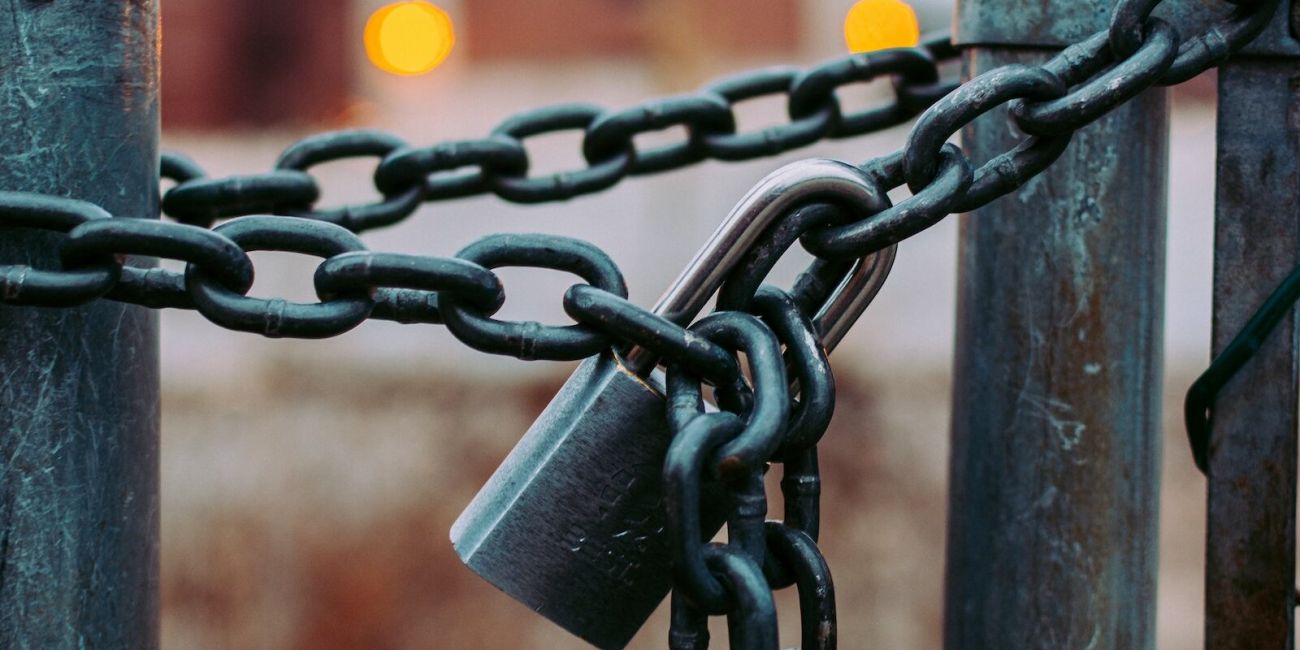 Maschendrahtzaun Türelement mit einer Kette und einem Schloß versperrt
