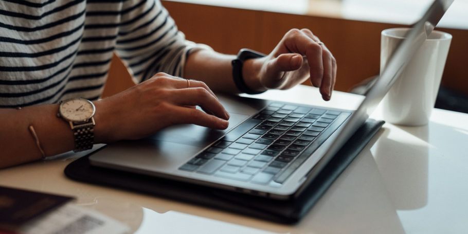 Frau arbeitet an Laptop
