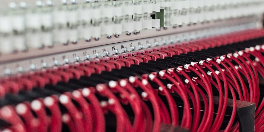 Patchfeld mit vielen angeschlossenen Netzwerkkabeln