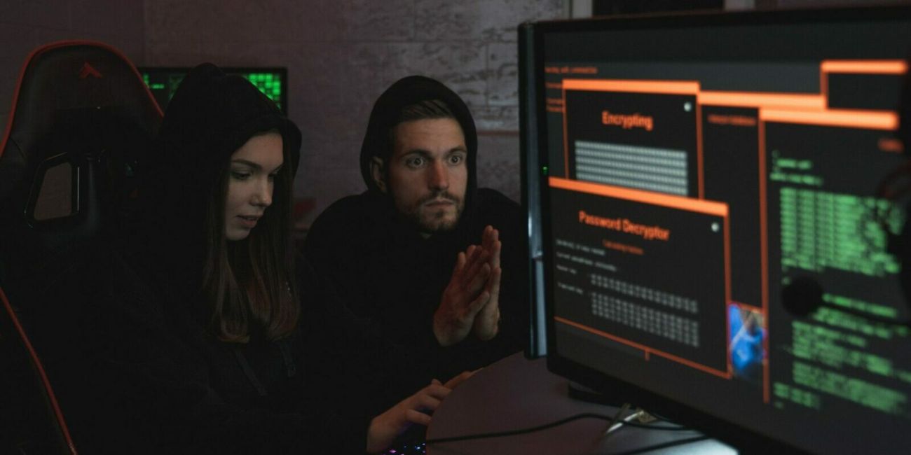 Zwei Hacker arbeiten an einem Bildschirm