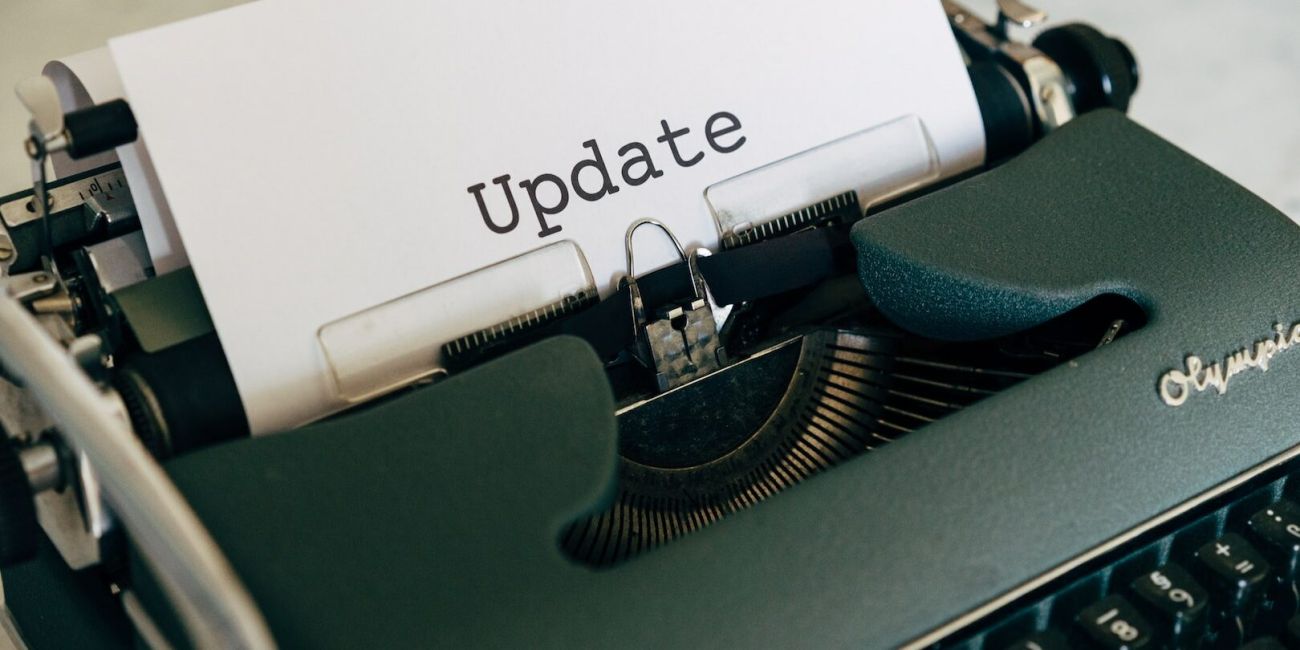 Retro Schreibmaschine mit eingespanntem Blatt und dem Wort Update darauf